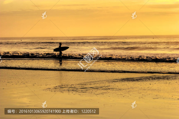 日出沖浪