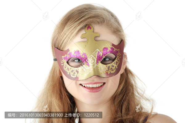 年輕女子戴著狂歡面具