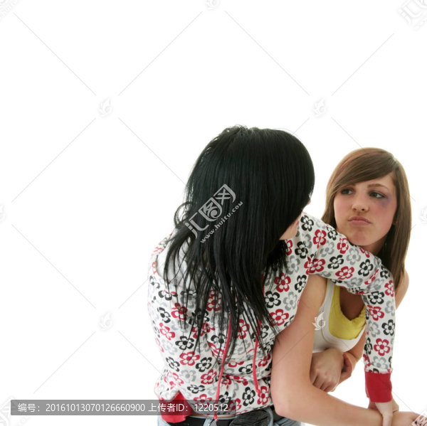 兩個年輕的青少年（姐妹）打架