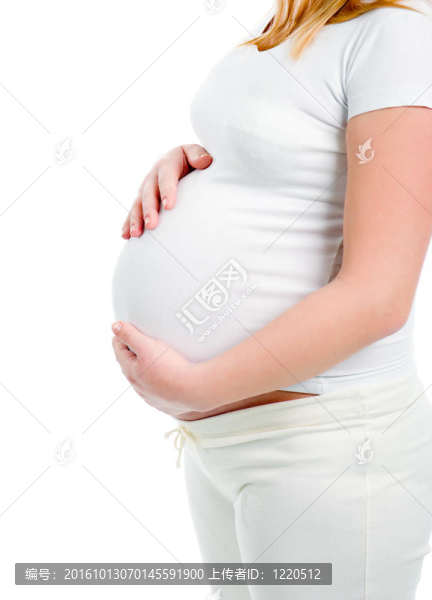 孕婦抱著懷懷8個(gè)月。