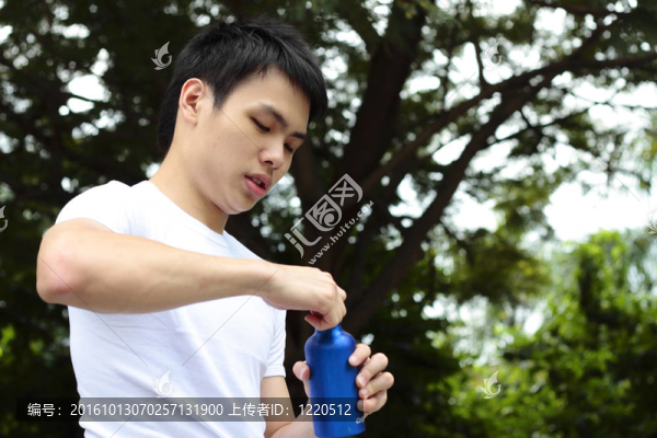 亞洲男人喝一杯