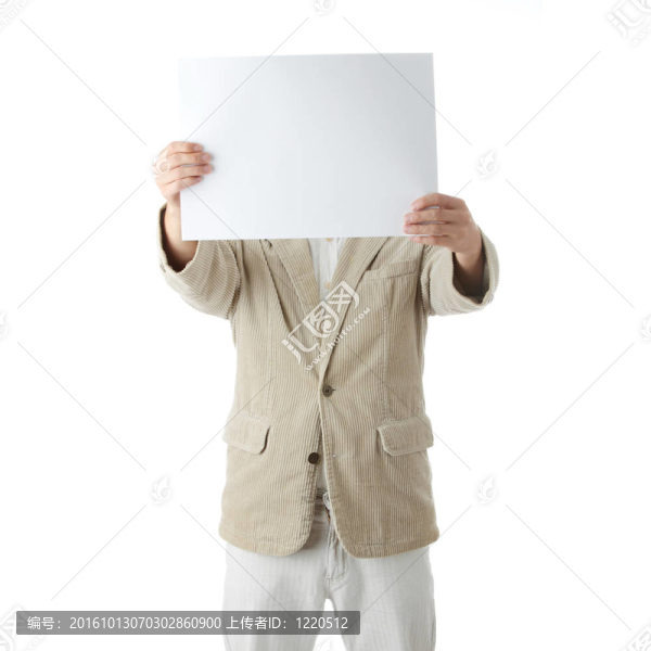 年輕男子抱著空白的標(biāo)志。