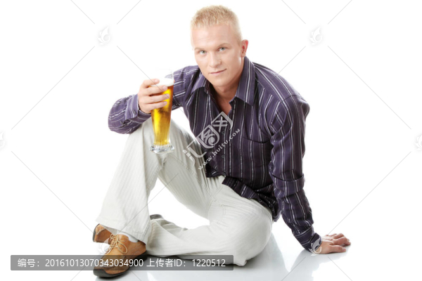 快樂的年輕人拿著一杯啤酒