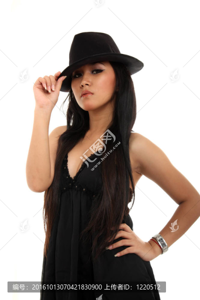 戴黑帽子的女人