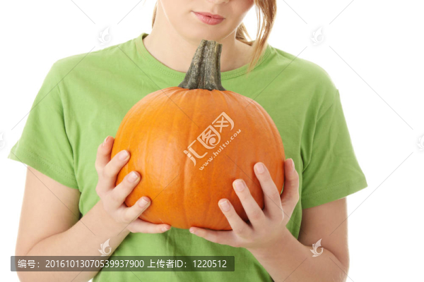 年輕女子拿著橙色的南瓜