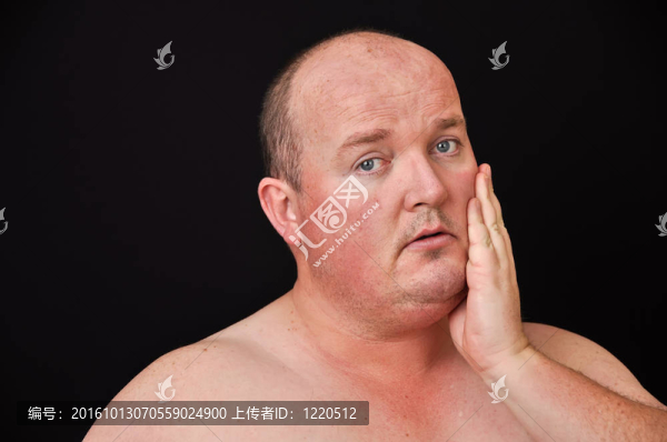 男性在他的30歲超重黑色背景