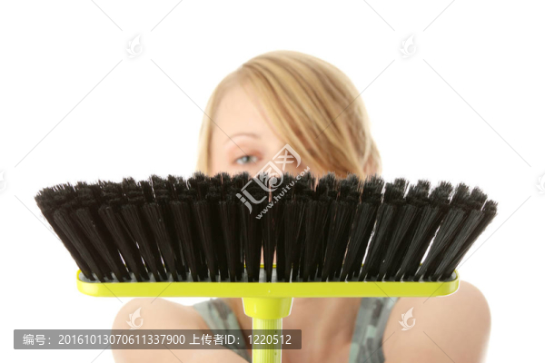可愛的女仆女人清潔工