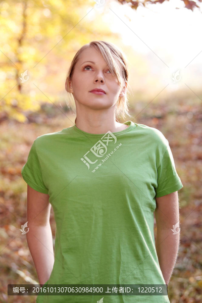 秋天的森林里的女人