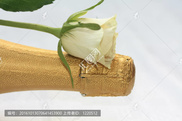 白玫瑰上的香檳酒瓶
