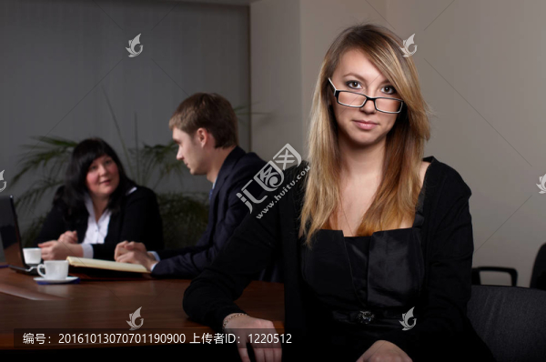 辦公室里的年輕女秘書