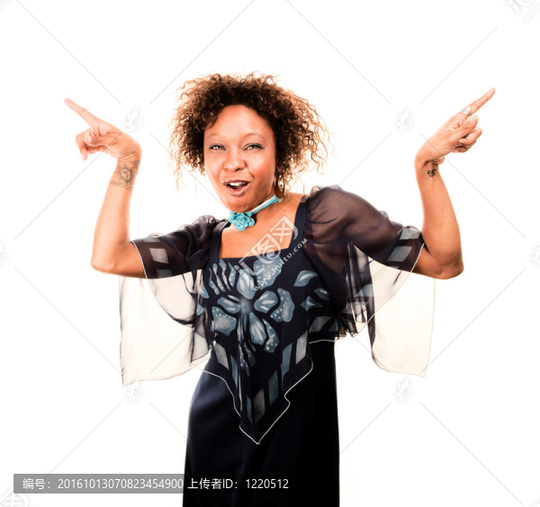 穿著藍(lán)色連衣裙的漂亮的非洲裔婦女