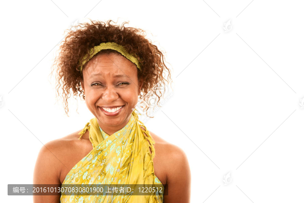 漂亮的非洲婦女在綠色包裝裙