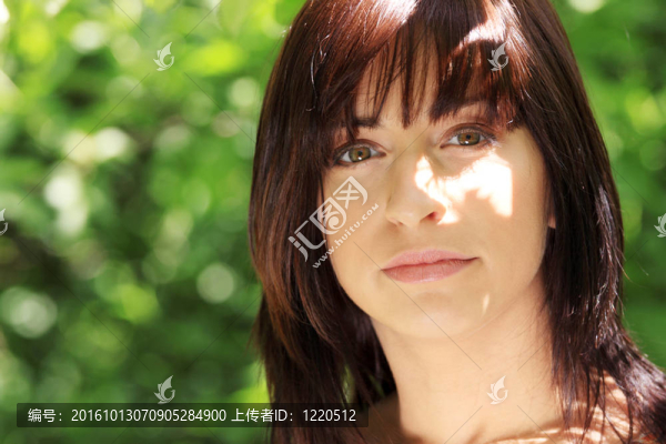 公園里的年輕女人