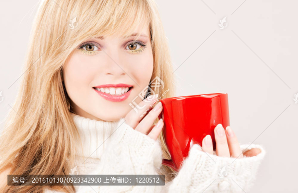 快樂的少女，紅色的杯子