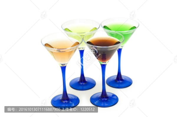白色背景上的各種雞尾酒