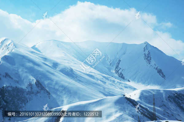 在冬天的雪下的高山