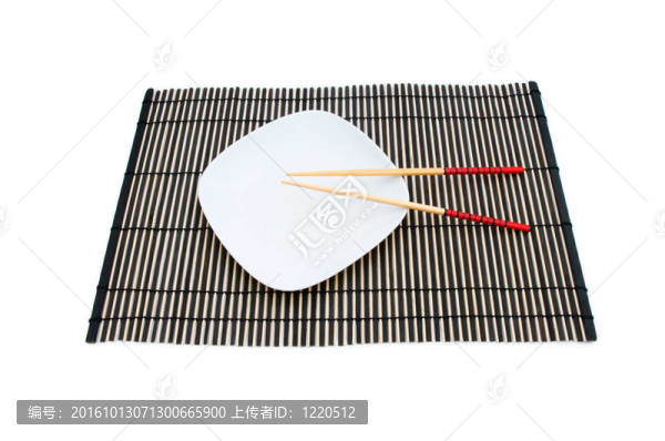 在竹墊上的筷子和盤子