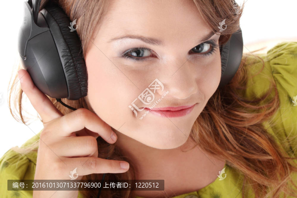 美麗的少女聽音樂