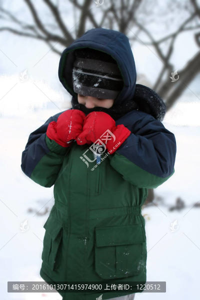 男孩在雪中