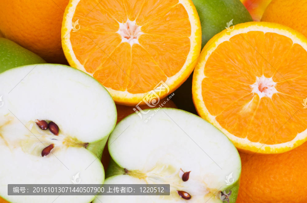 接近半切橙子和蘋果