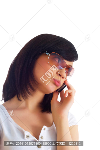 年輕女子在手機(jī)上的特寫(xiě)