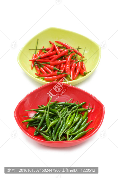 辣椒在板上分離的白色