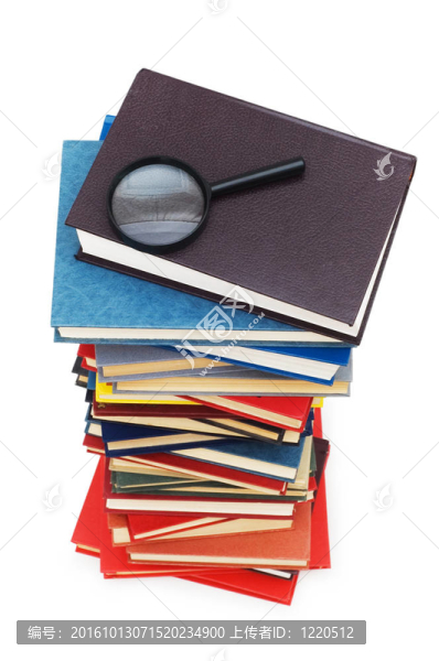 放大鏡在書堆上