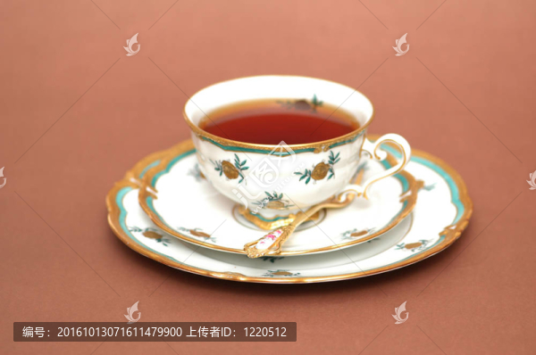 一杯紅茶；茶杯和勺子