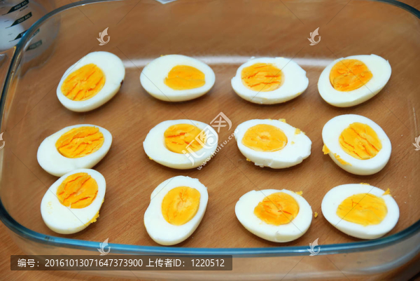 玻璃盤子里的雞蛋