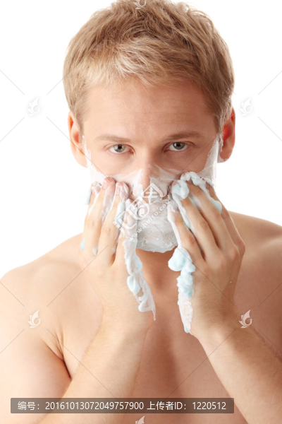 男人刮胡子