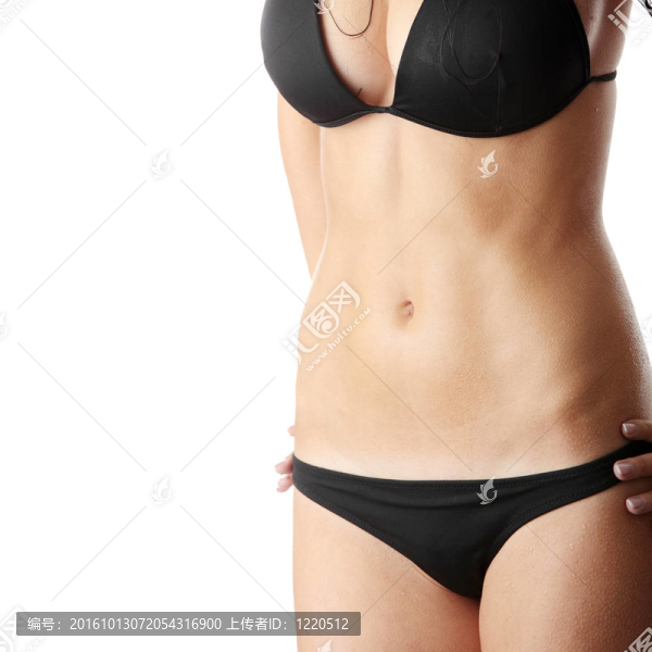濕的白人婦女在黑色的比基尼