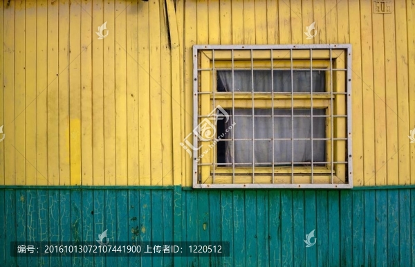 板黃綠色墻壁與燒烤窗口
