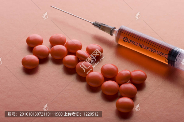 紅色藥片和紅色注射器