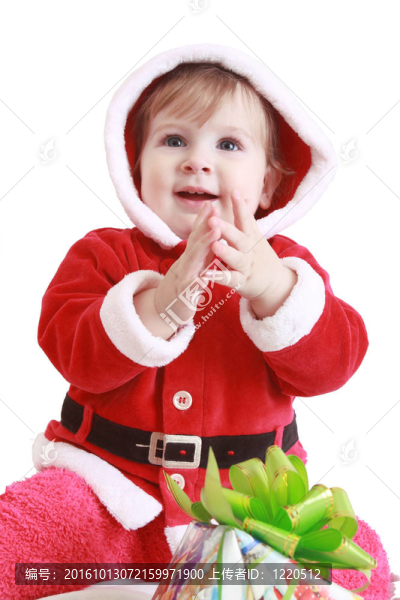 小女孩穿著紅色圣誕老人的衣服在她手里鼓掌