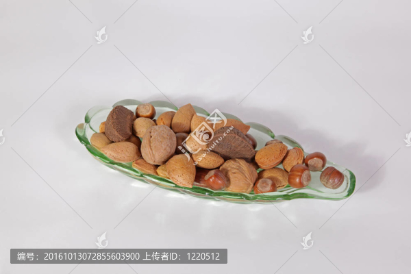 節(jié)日?qǐng)?jiān)果長碗準(zhǔn)備開裂。