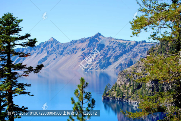 火山口湖的邊緣