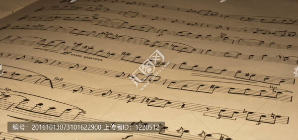 在深褐色調(diào)的樂(lè)譜