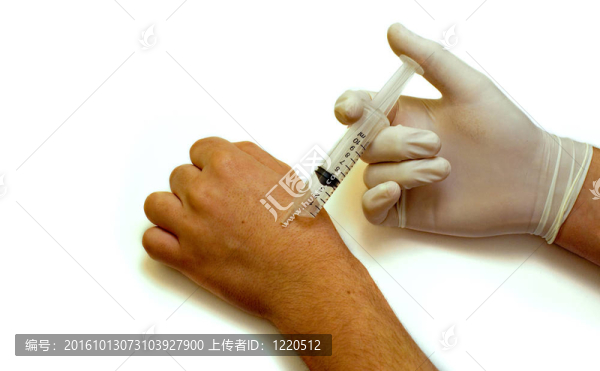 醫(yī)生注射病人