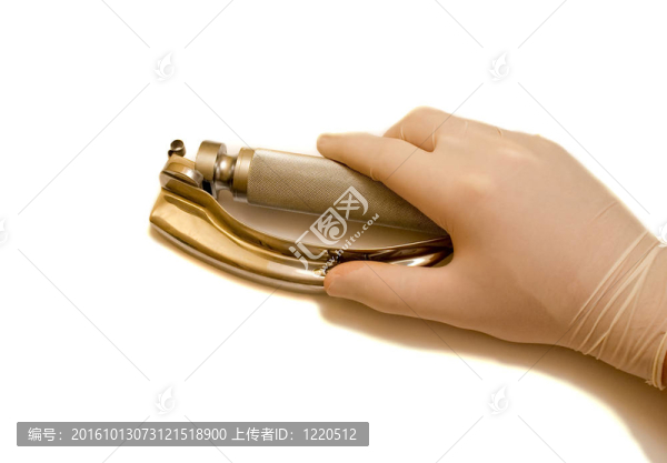 醫(yī)生拿著喉鏡