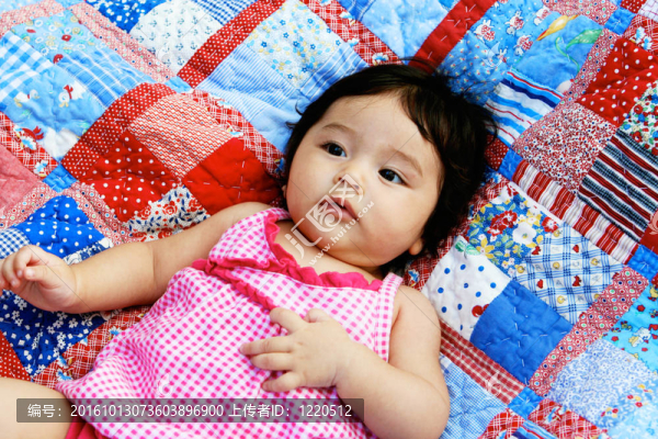 嬰兒。