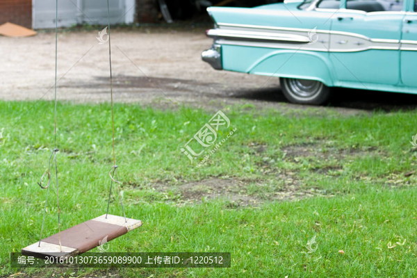 經(jīng)典的藍(lán)色車背后樹秋千