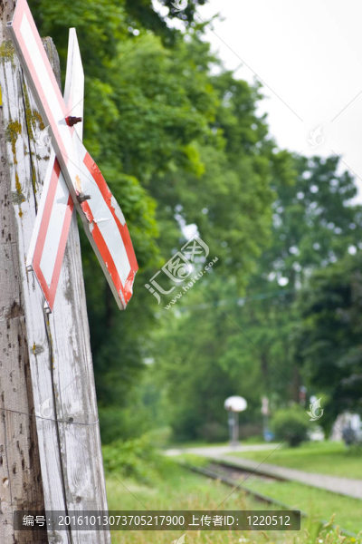 木柱上的鐵路道口標志