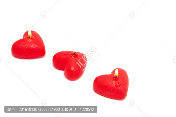 白色的三支紅色蠟燭。情人節(jié)快樂