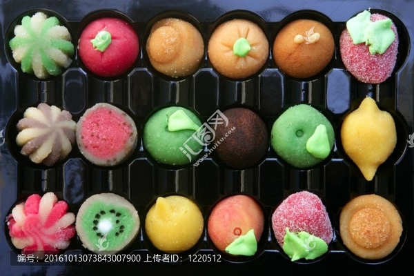 豐富多彩的杏仁糖果和水果的形狀