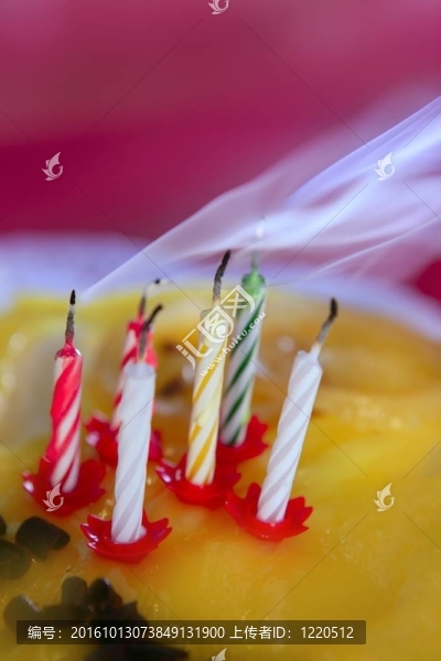 吹生日蛋糕蠟燭的煙霧