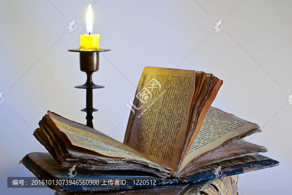 古老的宗教書和燭臺(tái)與蠟燭