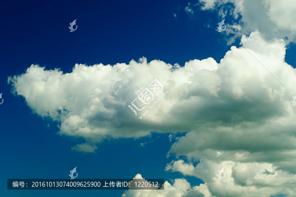藍(lán)色的天空和白色的云