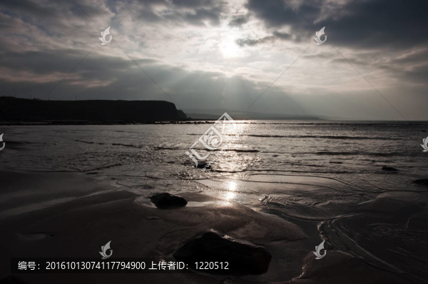 美麗的海濱沙灘海景在晚上