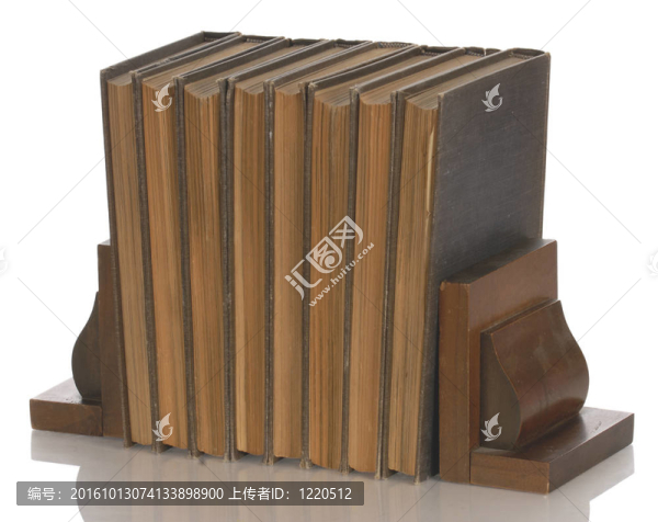 老書舉行了在白色背景上的反射的木制書擋