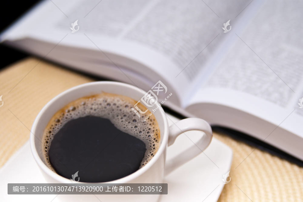 一杯咖啡和打開(kāi)的書(shū)